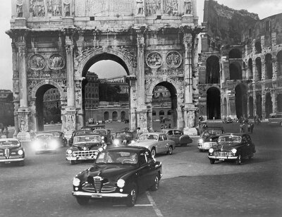 Черно-белые фотообои «Улица Рима»