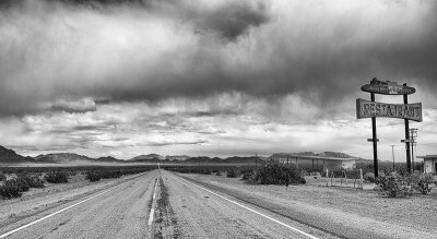Черно-белые фотообои «Пустынное шоссе»
